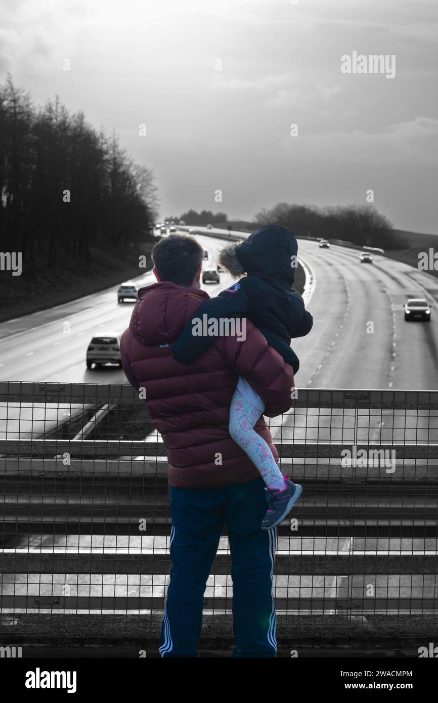 Padre e figlia escono a piedi Foto Stock