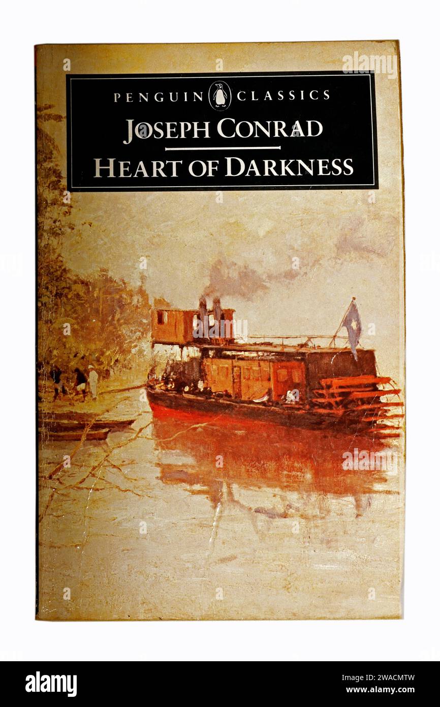 Joseph Conrad - copertina del libro The Heart of Darkness Penguin Classics su sfondo bianco. Configurazione studio. Dicembre 2023 Foto Stock