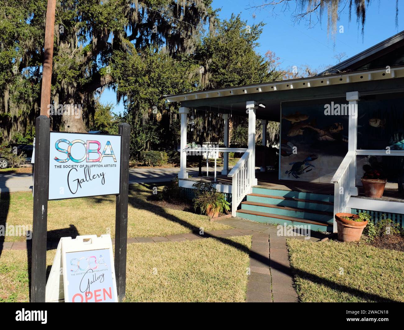 Iscriviti al SOBA, una galleria d'arte cooperativa che espone e espone opere di artisti locali; Society of Bluffton Artists a Bluffton, South Carolina. Foto Stock