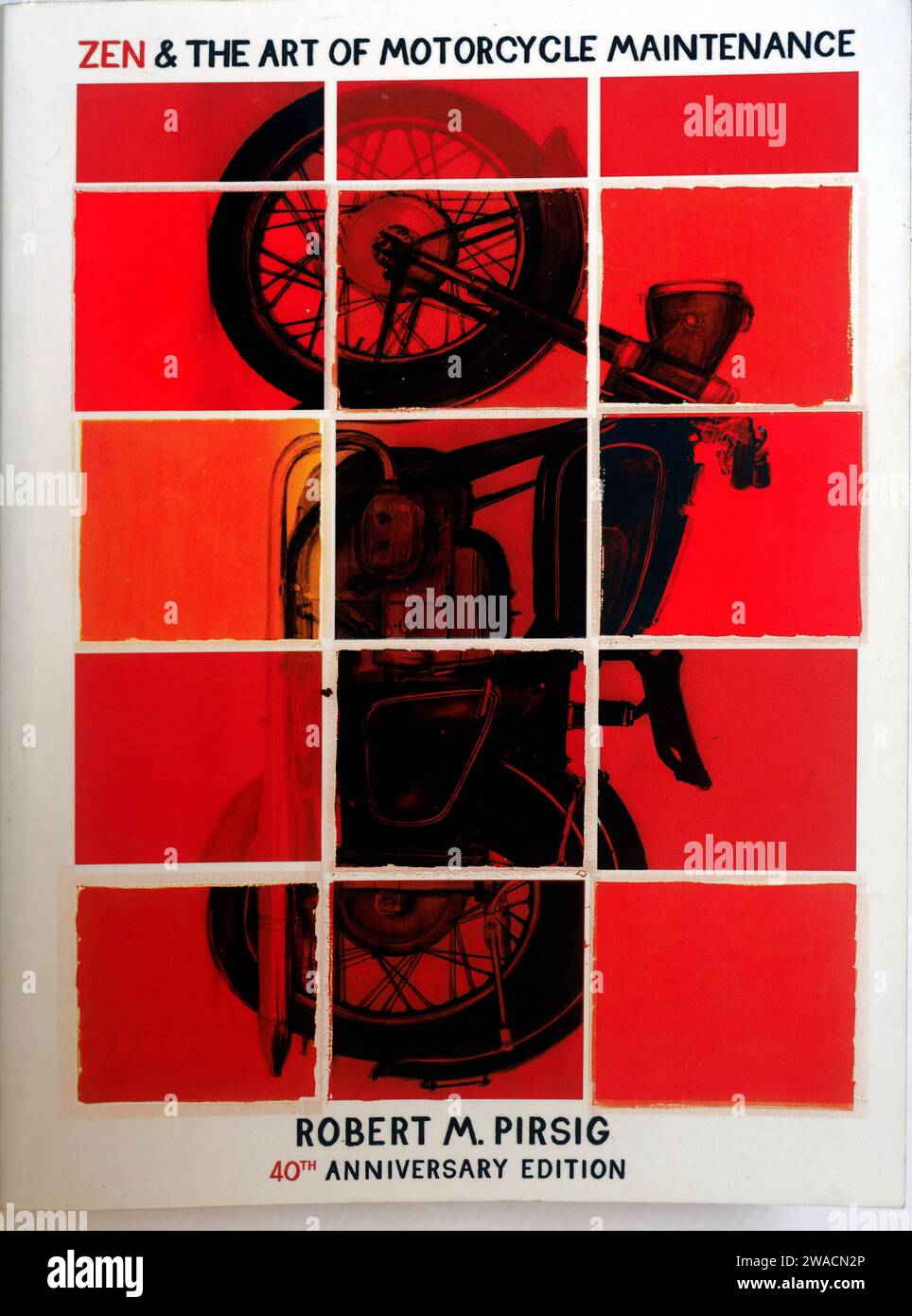 Zen & the Art of Motorcycle Maintenance di Robert M Pirisig, 40th Anniversary Edition copertina anteriore libro cartaceo. Configurazione studio. Dicembre 2023 Foto Stock