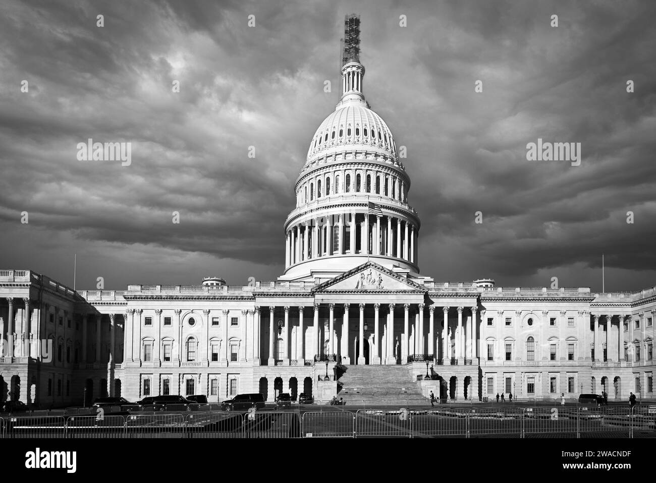 In stile neoclassico, il Campidoglio degli Stati Uniti ospita gli affari federali per il Senato e il Congresso ed è una popolare destinazione turistica a Washington DC Foto Stock