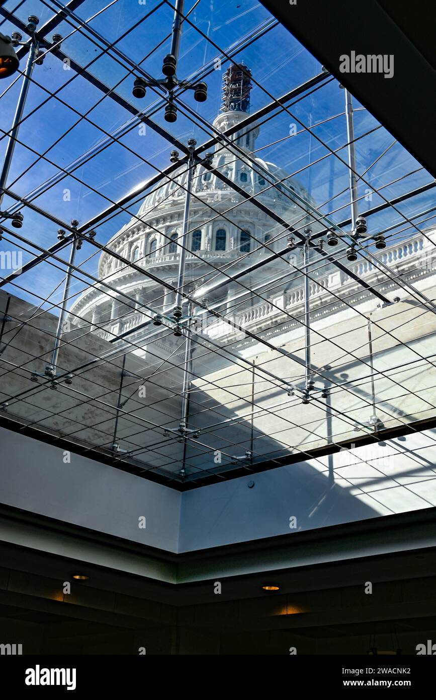 Soffitto in vetro con vista della cupola del Campidoglio degli Stati Uniti dall'interno del centro visitatori del Campidoglio degli Stati Uniti, con dettagli architettonici di concetti moderni e di storia Foto Stock