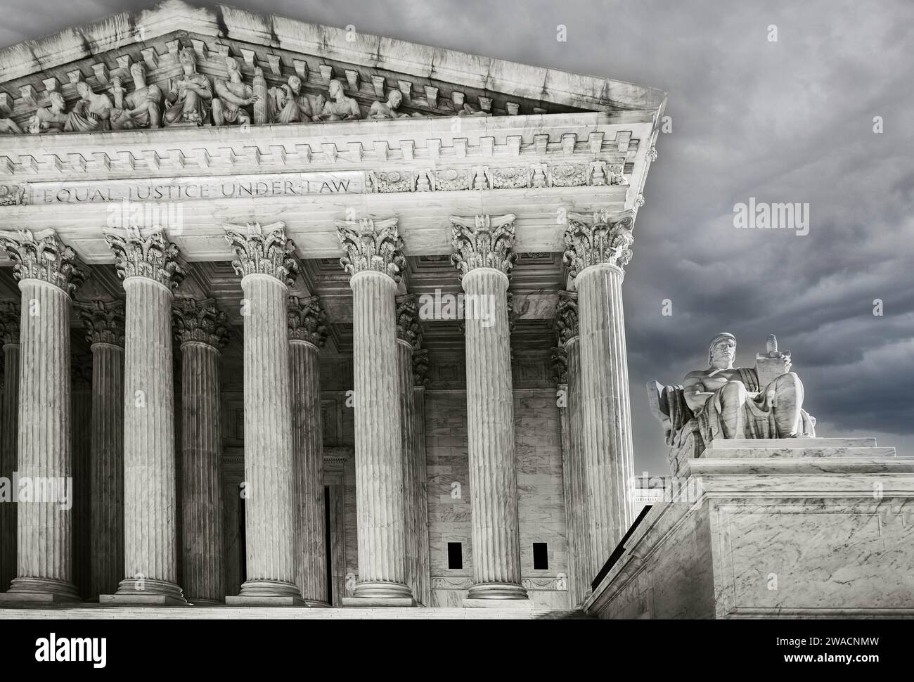 La statua in marmo seduta "Guardian" in primo piano della Corte Suprema degli Stati Uniti, di architettura neoclassica, una controversa corte di Washington DC Foto Stock