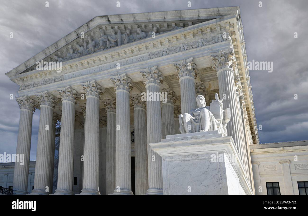 La statua in marmo seduta "Guardian" in primo piano della Corte Suprema degli Stati Uniti, di architettura neoclassica, una controversa corte di Washington DC Foto Stock