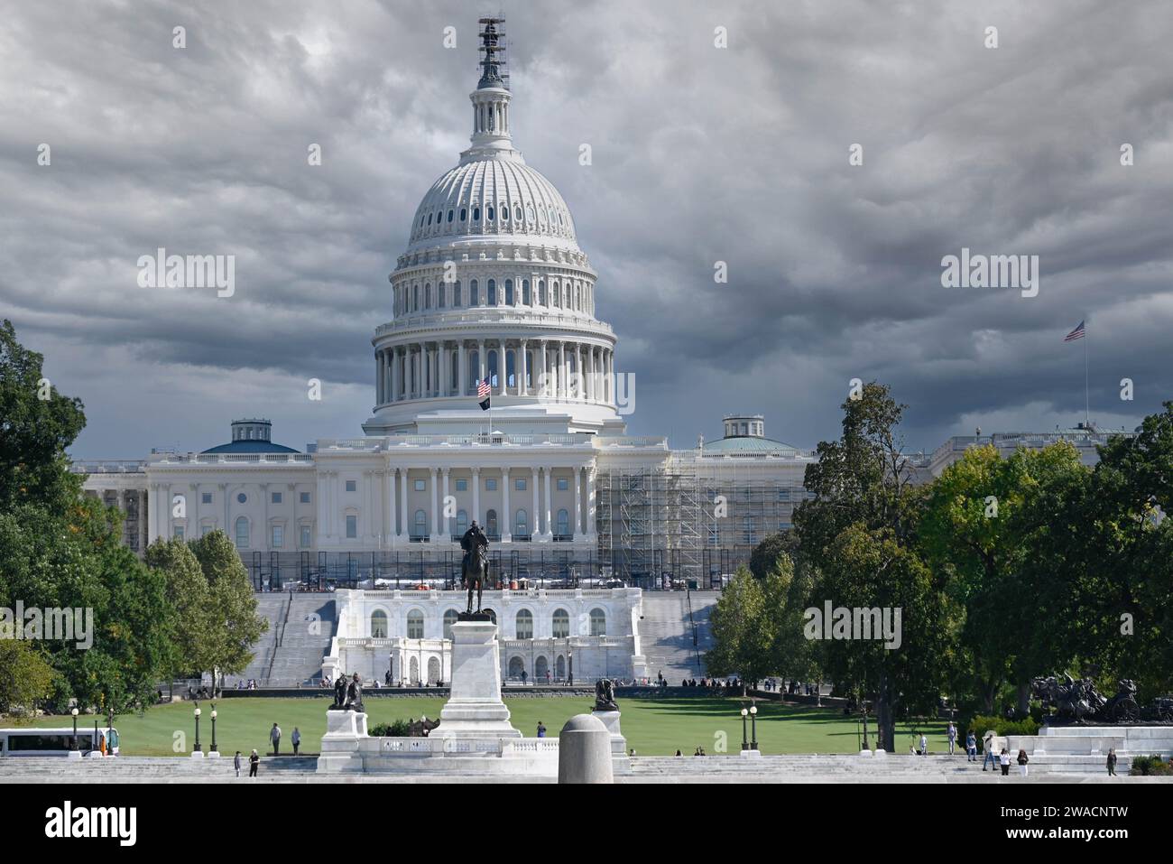 Il Campidoglio DEGLI STATI UNITI, costruito in stile neoclassico del XIX secolo, ospita il Senato e il Congresso ed è una popolare destinazione turistica a Washington DC Foto Stock