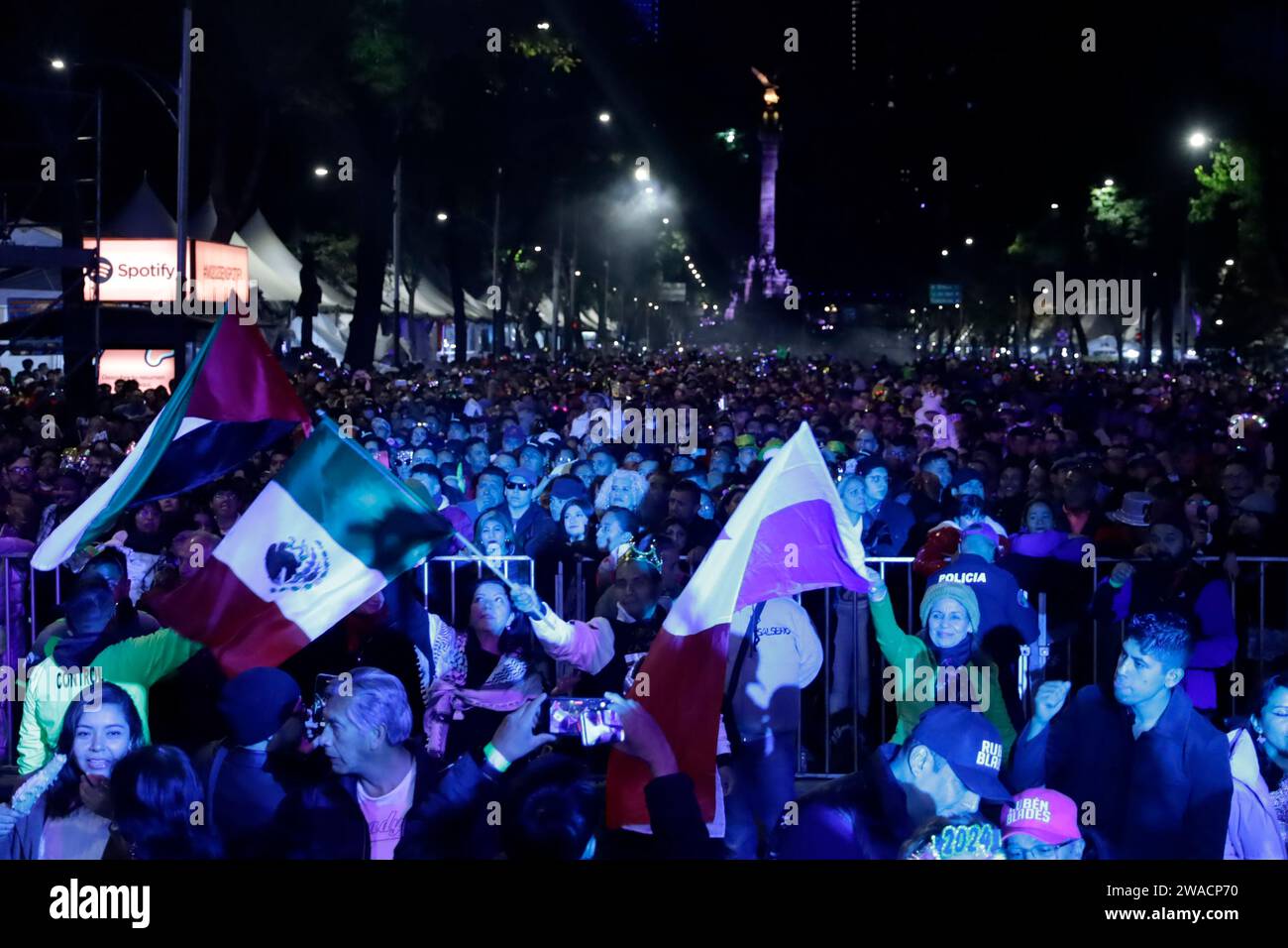 Città del Messico, Messico. 1 gennaio 2024. Migliaia di persone stanno salutando l'anno 2023 e accogliendo il nuovo anno 2024 al ritmo di canzoni del cantautore panamense Ruben Blades alla Glorieta del Ahuehuete a città del Messico, Messico, il 31 dicembre 2023. (Foto di Luis Barron/Eyepix Group) credito: NurPhoto SRL/Alamy Live News Foto Stock