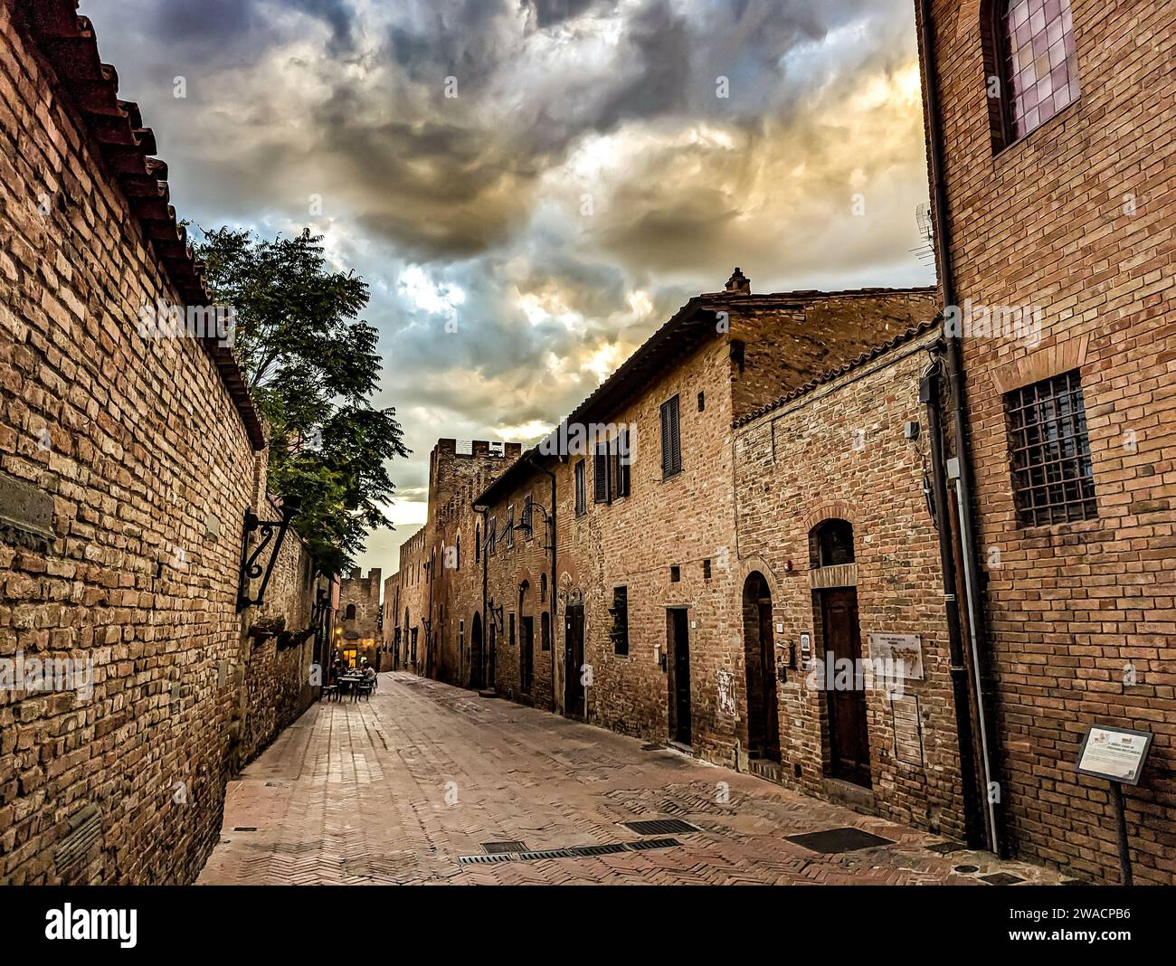 Via Giovanni Boccaccio nella cittadina di Certaldo in Toscana, Italia Foto Stock