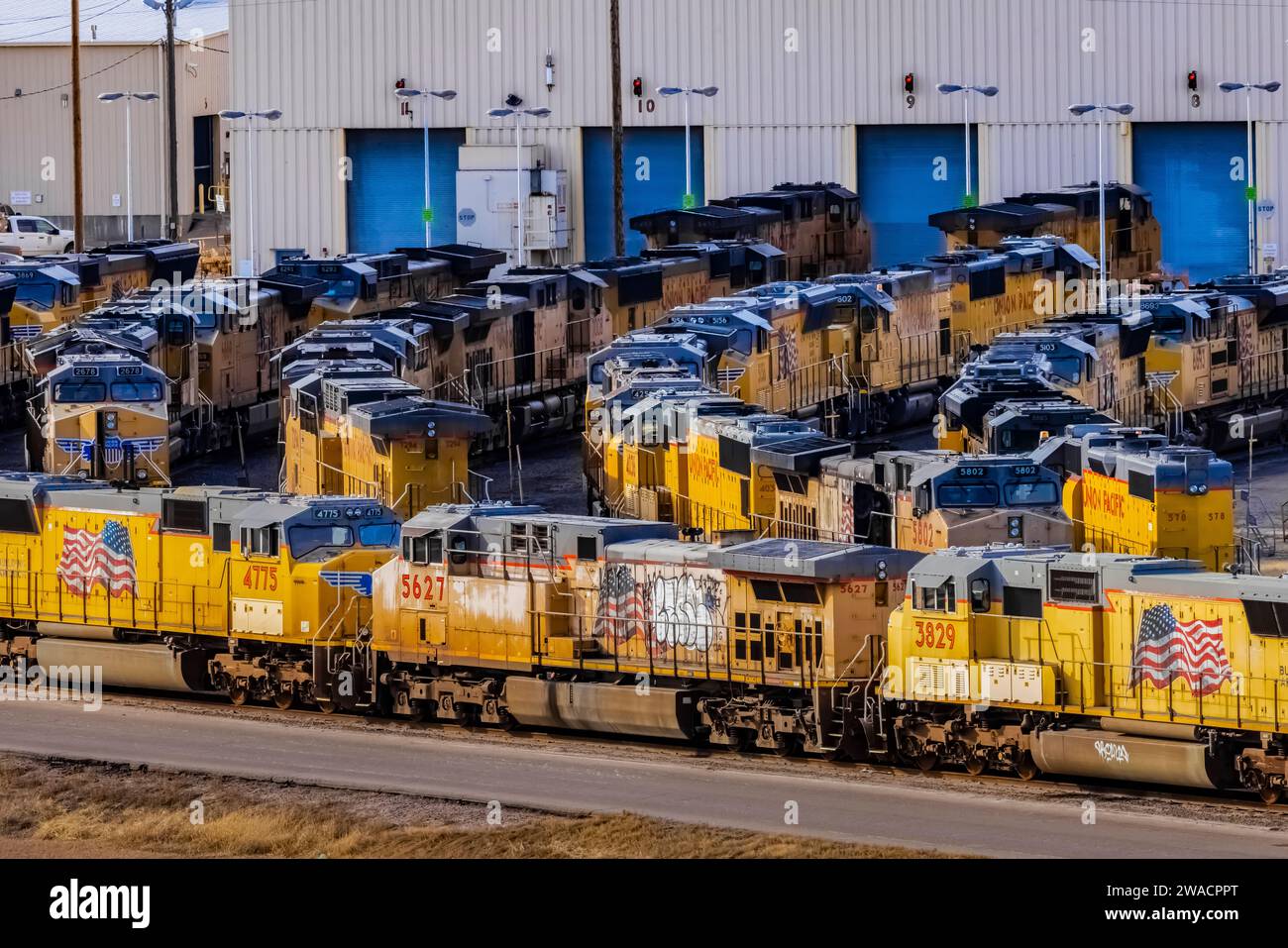 Officina di riparazione locomotive a Bailey Yard, il più grande cantiere di classificazione ferroviaria del mondo, Union Pacific Railroad, North Platte, Nebraska, USA [Nessuna proprietà Foto Stock