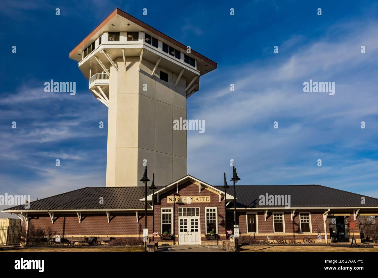Golden Spike Tower e Visitor Center con vista su Bailey Yard, il più grande cantiere ferroviario del mondo, Union Pacific Railroad, North Platte, Neb Foto Stock
