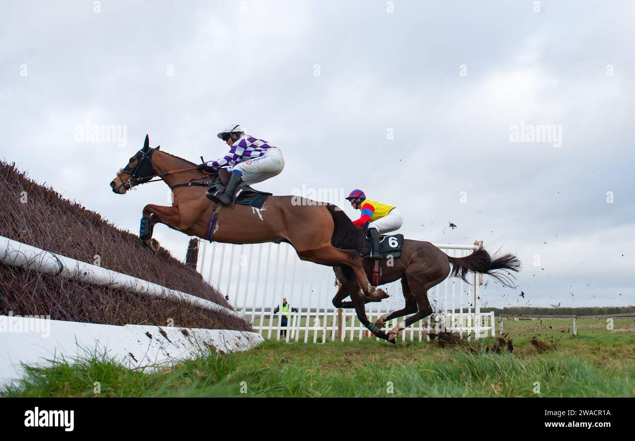 Viroflay e la jockey Miss Olive Nicholls vincono all'ippodromo di Larkhill, Wiltshire, Regno Unito la vigilia di Capodanno 2023 per i proprietari Mr John Bolton e Mr Paul Nicholls. Foto Stock