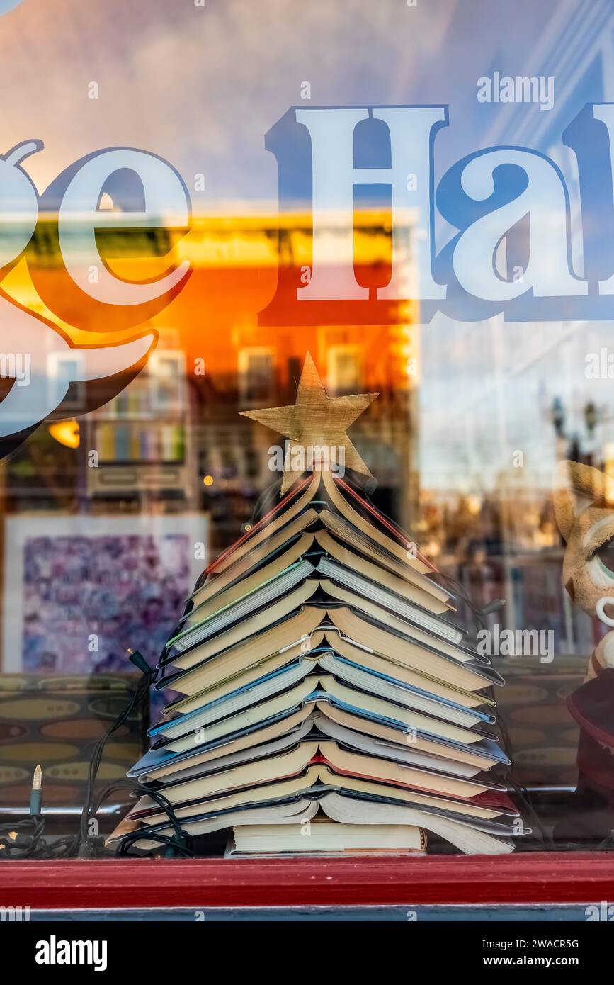 Biblioteca pubblica di Lisbona albero del libro di Natale, dove la Lincoln Highway passa attraverso il centro di Lisbona, Iowa, Stati Uniti [Nessuna pubblicazione di proprietà; editoriale Foto Stock