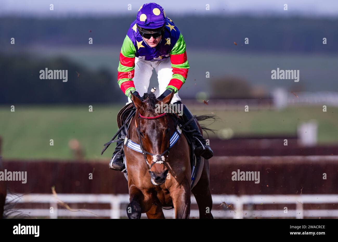 Gasmani e il fantino James King vincono all'ippodromo di Larkhill, Wiltshire, Regno Unito, vigilia di Capodanno 2023, per l'allenatore e proprietario David Dennis. Foto Stock