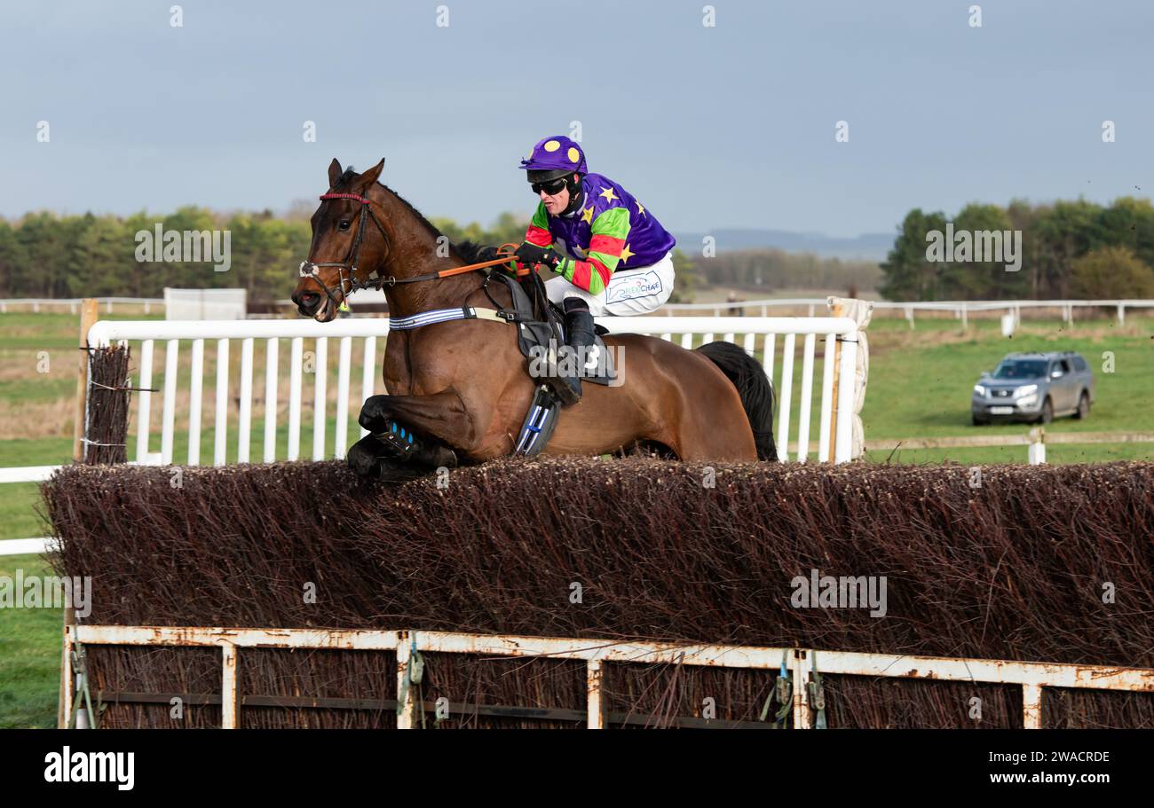 Gasmani e il fantino James King vincono all'ippodromo di Larkhill, Wiltshire, Regno Unito, vigilia di Capodanno 2023, per l'allenatore e proprietario David Dennis. Foto Stock