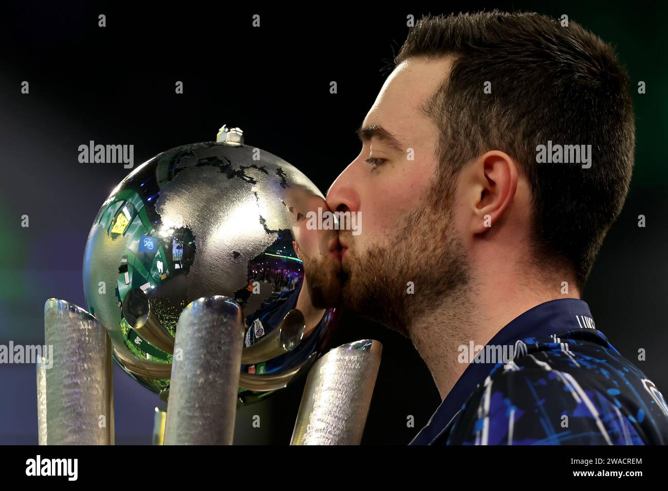 Alexandra Palace, Londra, Regno Unito. 3 gennaio 2024. 2023/24 PDC Paddy Power World Darts Championships Day 16, finale; Luke Humphries bacia il Sid Waddell Trophy Credit: Action Plus Sports/Alamy Live News Foto Stock