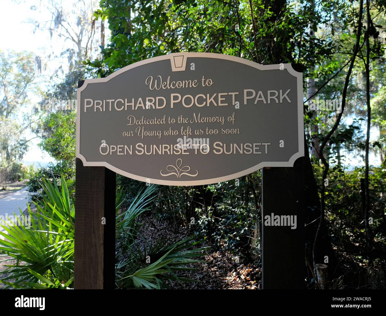Cartello di benvenuto all'ingresso del Pritchard Pocket Park a Bluffton, South Carolina; dedicato alla memoria di coloro che sono morti giovani; mini parco. Foto Stock