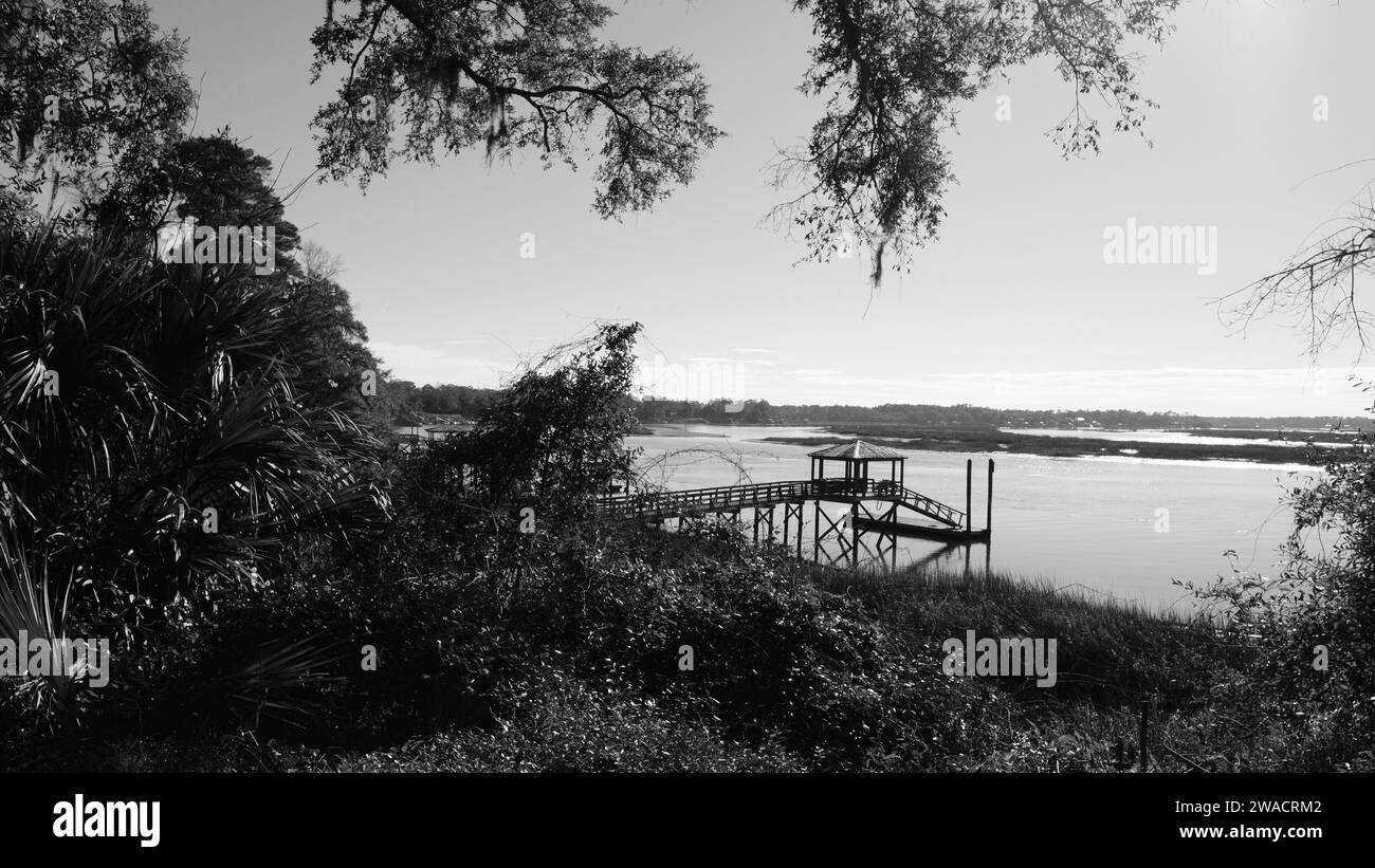 Vista dal Pritchard Pocket Park di una barca privata e di un molo per la pesca sul fiume May a Bluffton, South Carolina. Foto Stock