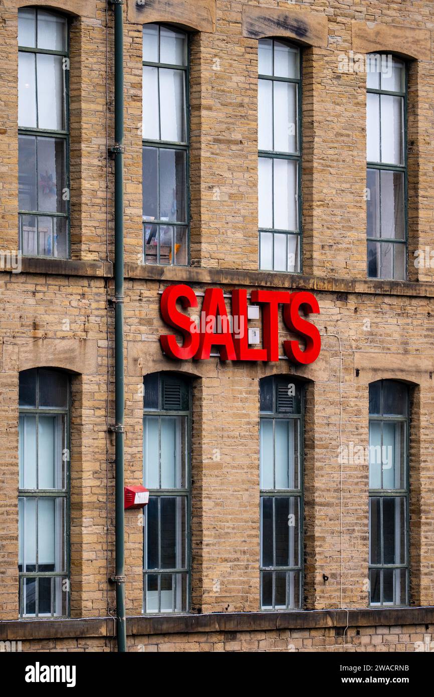 Salts Mill ex mulino tessile vittoriano costruito da Titus Salt, ora galleria d'arte, centro commerciale e complesso di ristoranti a Saltaire, Bradford Foto Stock