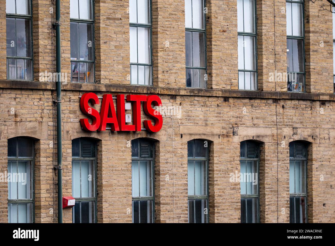 Salts Mill ex mulino tessile vittoriano costruito da Titus Salt, ora galleria d'arte, centro commerciale e complesso di ristoranti a Saltaire, Bradford Foto Stock