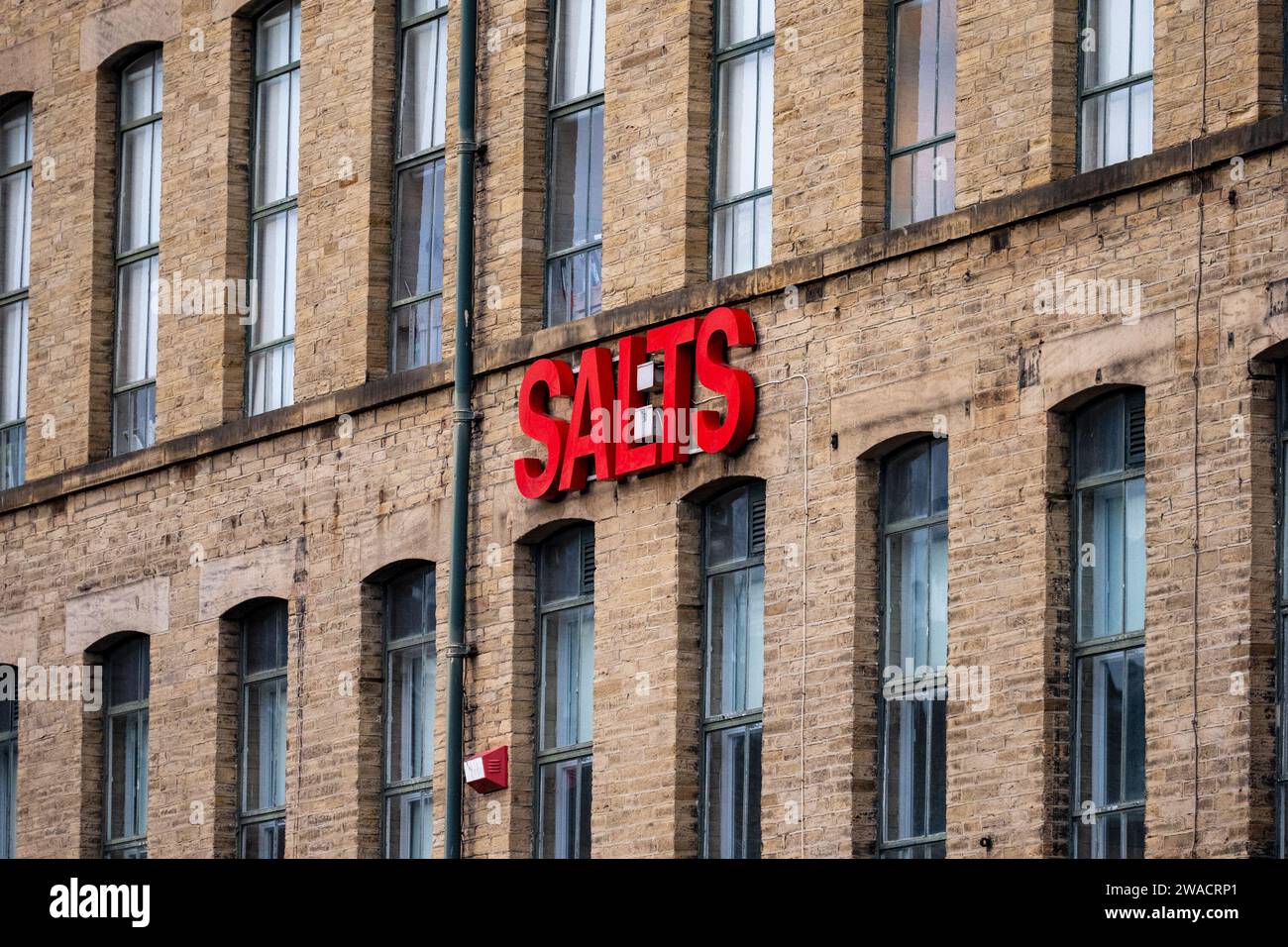 Salts Mill ex mulino tessile vittoriano costruito da Titus Salt, ora galleria d'arte, centro commerciale e complesso di ristoranti a Saltaire, Bradford Foto Stock