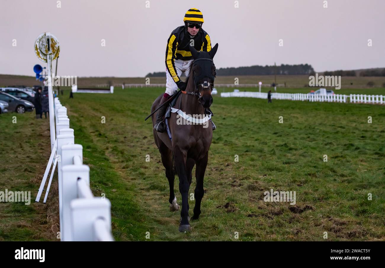 Wolf Walker e il fantino vinceranno all'ippodromo di Larkhill, Wiltshire, Regno Unito, la vigilia di Capodanno 2023 per l'allenatore Christopher Barber. Foto Stock