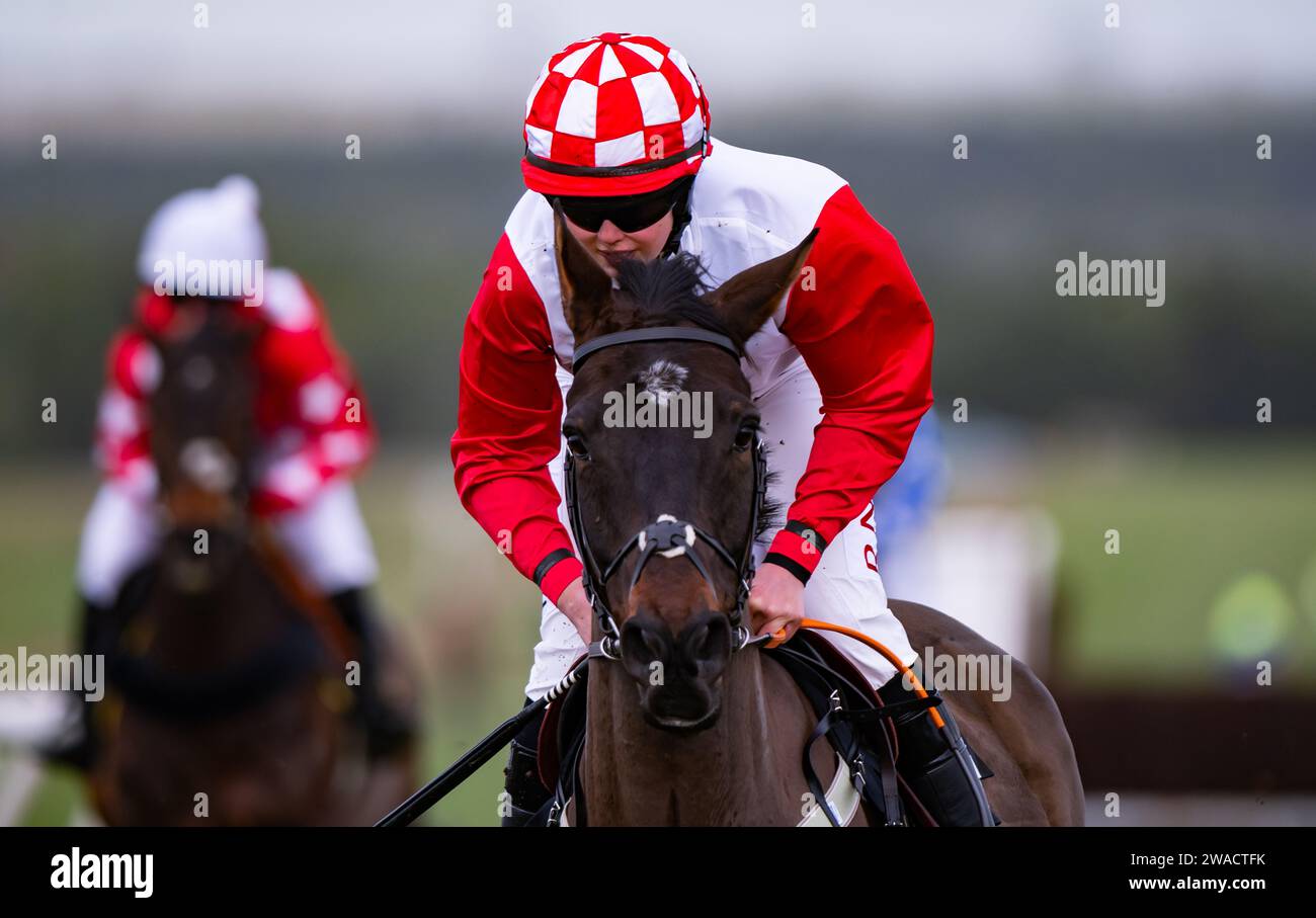 Azione dall'ippodromo di Larkhill, Wiltshire, Regno Unito, mentre il Larkhill Racing Club ha tenuto il loro incontro annuale di gara punto a punto la vigilia di Capodanno 2023. Foto Stock