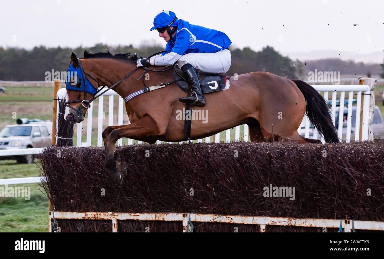 Azione dall'ippodromo di Larkhill, Wiltshire, Regno Unito, mentre il Larkhill Racing Club ha tenuto il loro incontro annuale di gara punto a punto la vigilia di Capodanno 2023. Foto Stock