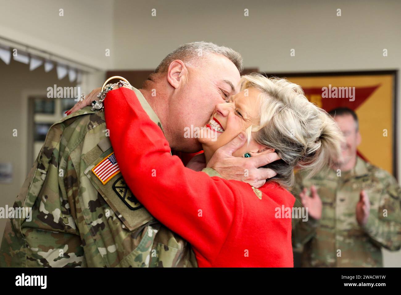 Nashville, Tennessee, USA. 21 dicembre 2023. Il maggiore generale Warner Ross, vice aiutante generale del Tennessee, abbraccia sua moglie, Becky, durante la sua cerimonia di promozione tenutasi presso il quartier generale delle forze congiunte del Tennessee a Nashville il dicembre. Ross è l'aiutante generale del Tennessee e responsabile dell'esercito del Tennessee e della Guardia Nazionale aerea, della Guardia di Stato del Tennessee e della Tennessee Emergency Management Agency. (Foto: Kalina Hyche) (immagine di credito: © U.S. Army/ZUMA Press Wire) SOLO USO EDITORIALE! Non per USO commerciale! Foto Stock