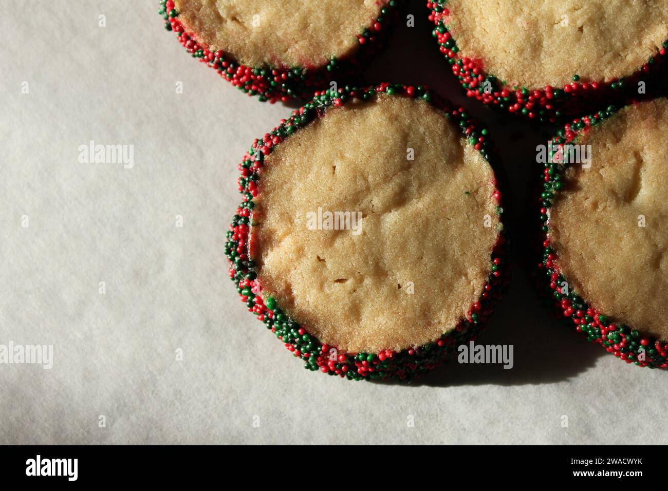 Biscotti rotondi decorati in rosso e verde con deliziosi shortbread Foto Stock