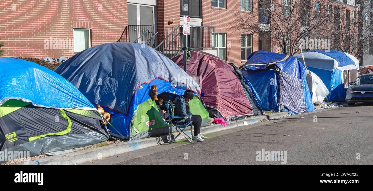 Denver, Colorado - gli immigrati, principalmente dal Venezuela, vivono in un campo di tenda vicino al centro di Denver. La città ha aiutato circa 35.000 migranti nel 2023 con foo Foto Stock