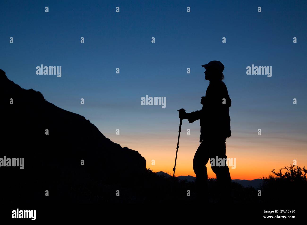 Escursionista all'alba, Calico Mountains Wilderness, Black Rock Desert High Rock Canyon Emigrant Trails National Conservation area, Nevada Foto Stock