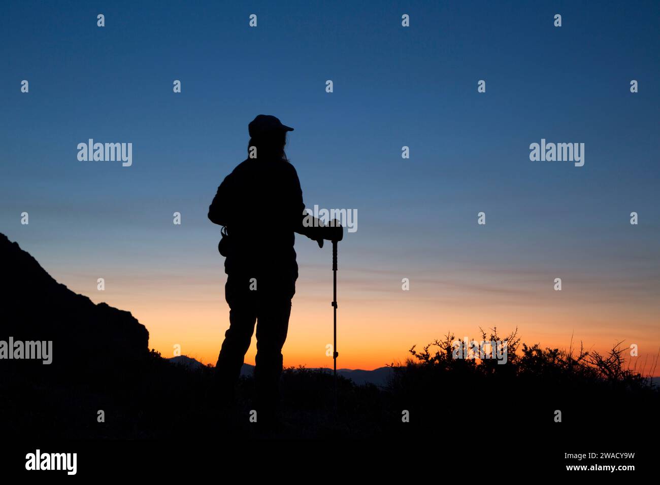 Escursionista all'alba, Calico Mountains Wilderness, Black Rock Desert High Rock Canyon Emigrant Trails National Conservation area, Nevada Foto Stock