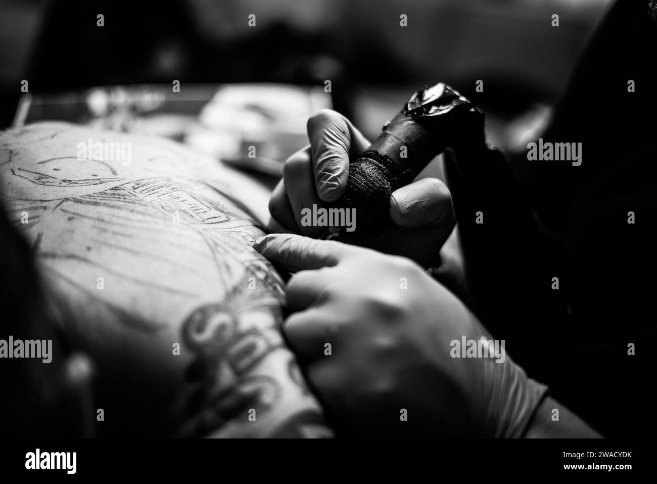 Fare il tatuaggio nello studio di tatuaggio. Foto Stock