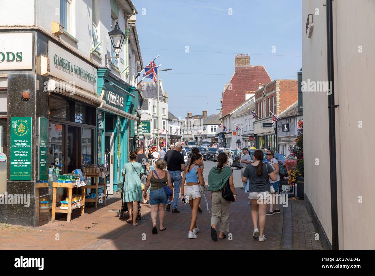 Il centro di Sidmouth, nel Devon, Inghilterra, è una cittadina costiera sul mare con negozi e turisti che passeggiano per le strade del centro, oltre a negozi e negozi, in Inghilterra Foto Stock