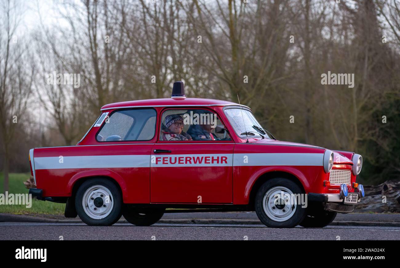 Stony Stratford, Regno Unito, 1 gennaio 2024. 1983 Red Trabant Emergency Response car in arrivo a Stony Stratford per l'annuale Capodanno vintage e classi Foto Stock