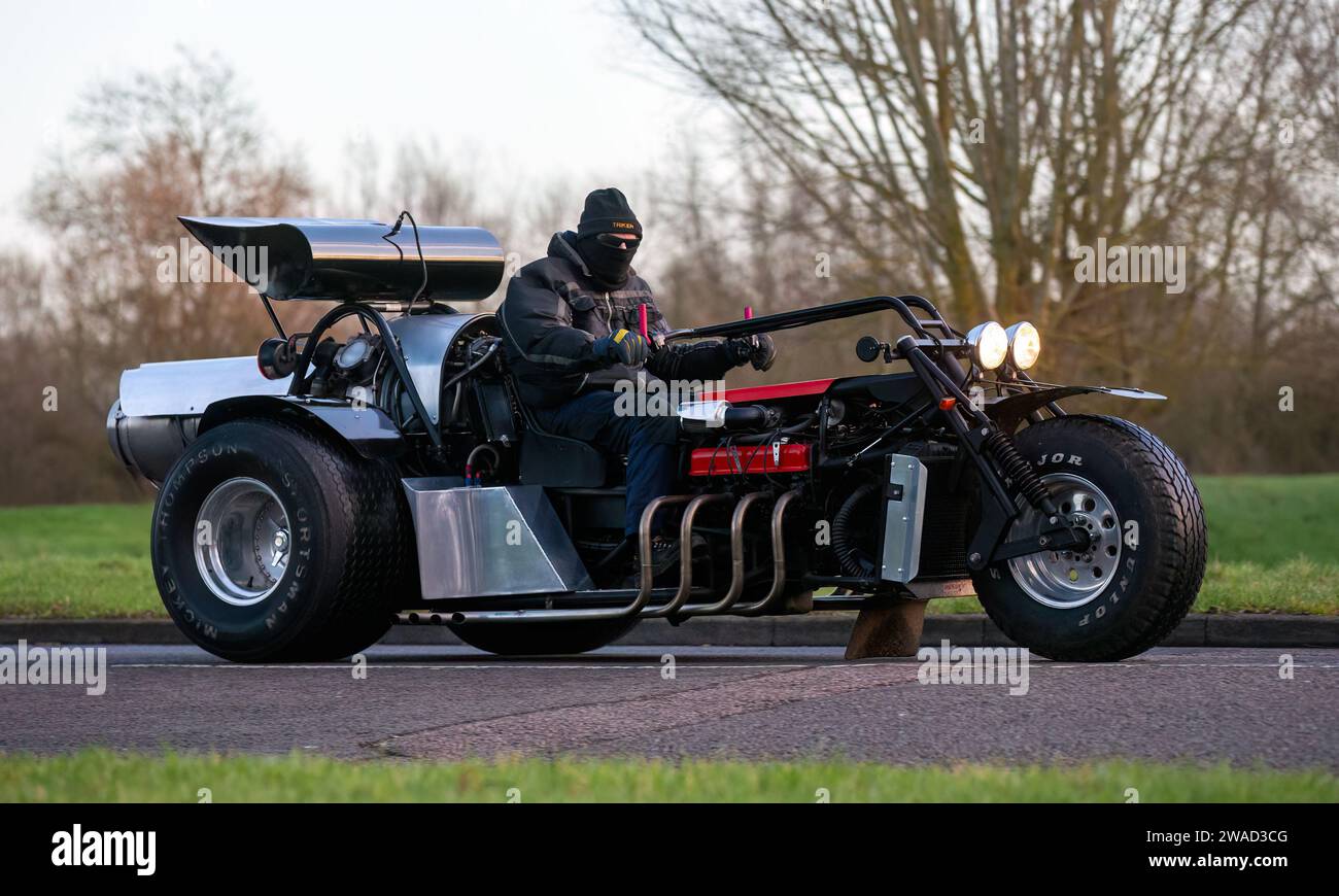 Stony Stratford, Regno Unito, 1 gennaio 2024. Colossus il motore Jet Trike.V8 nella parte anteriore, il motore dell'elicottero Lynx nella parte posteriore, legale stradale, capace di raggiungere i 200 km/h. Foto Stock