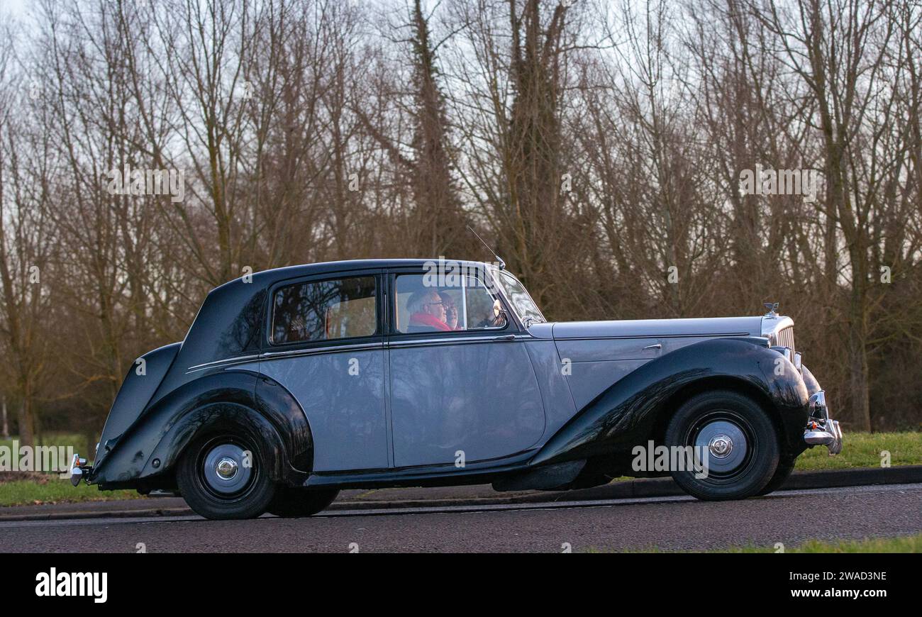 Stony Stratford, Regno Unito, 1 gennaio 2024. 1950 auto d'epoca Bentley Mk6 in arrivo a Stony Stratford per l'annuale Capodanno a fes, veicolo d'epoca e veicolo d'epoca Foto Stock