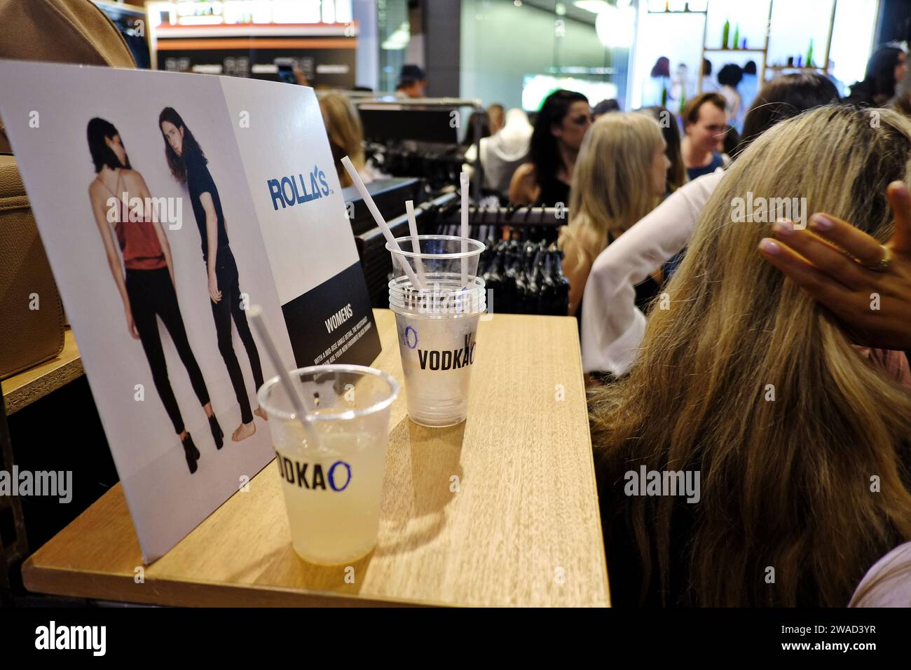 Coppe Vodka o in plastica trasparente in occasione di un evento di lancio della moda e influencer sui social media a Sydney in un negozio di abbigliamento streetwear Foto Stock
