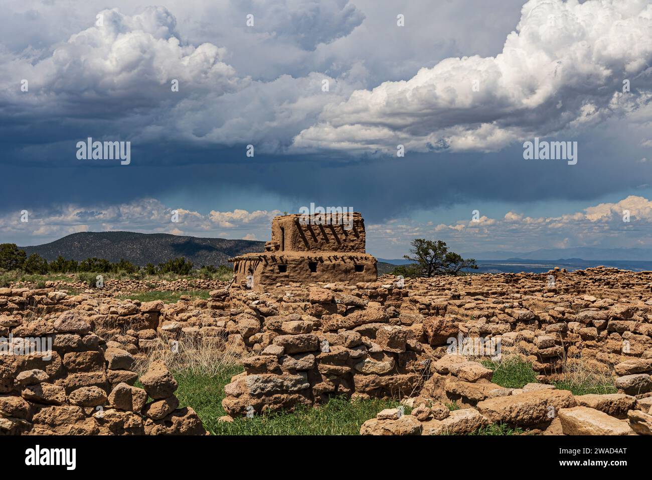 USA, New Mexico, Espanola, Puye Cliffs, Storm Clouds Over Puye Cliff Dwellings Foto Stock