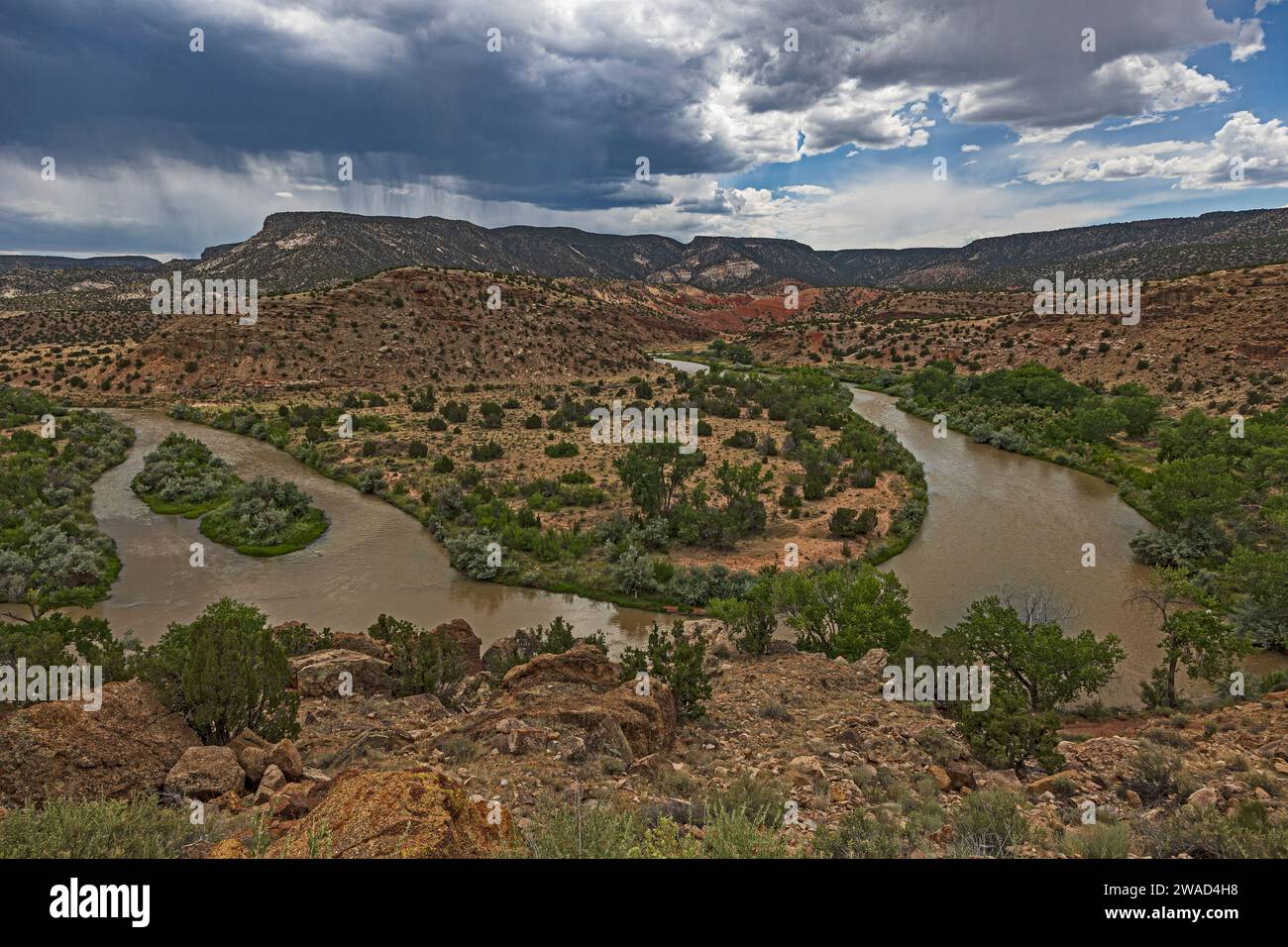 USA, New Mexico, Abiquiu, tempesta nuvole su Rio Chama Foto Stock