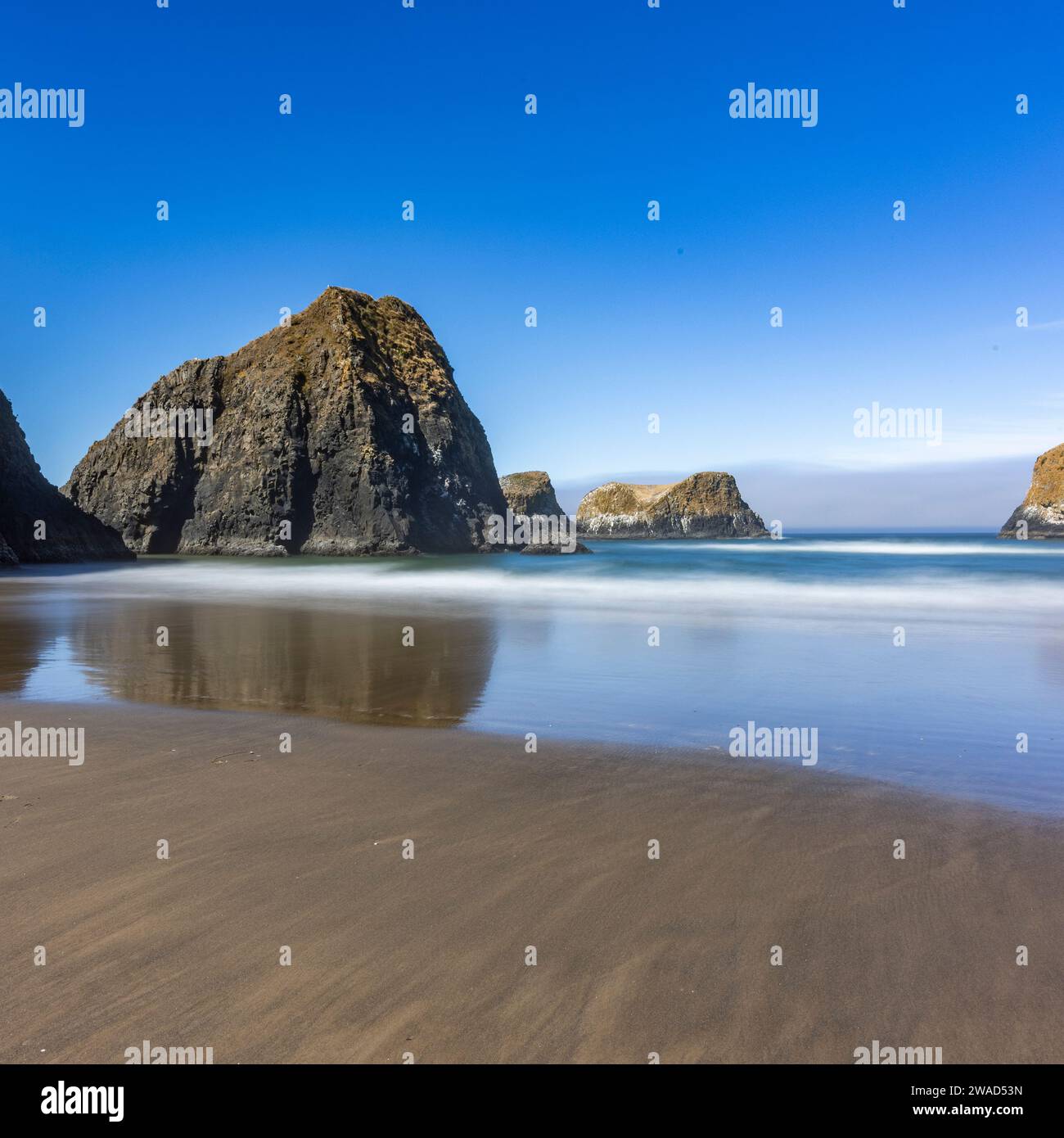 USA, Oregon, formazioni rocciose in mare a Cannon Beach Foto Stock