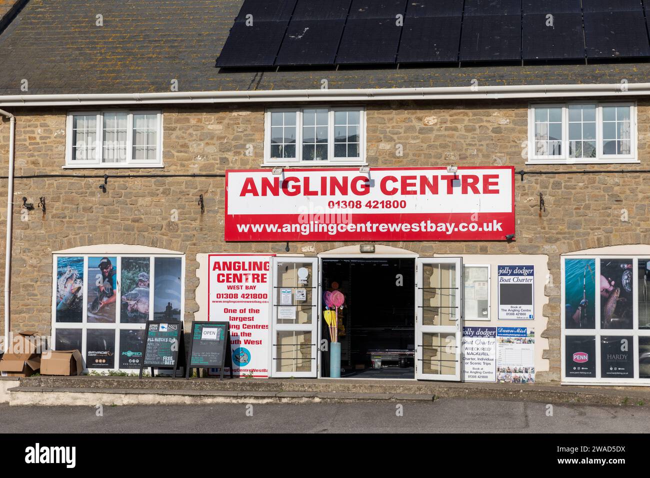 West Bay Bridport e il centro di pesca di Angling, Dorset, Inghilterra, Regno Unito, 2023 Foto Stock