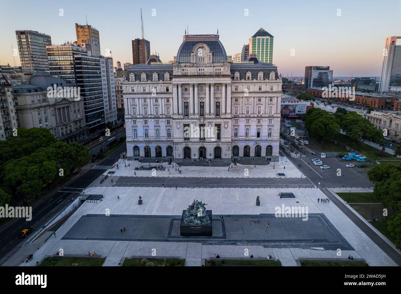 Splendida vista su Plaza de Mayo, la Casa Rosada Presidents House, il Kirchner Cultural Centre, a Puerto Madero. Buenos Aires, Argentina. Foto Stock