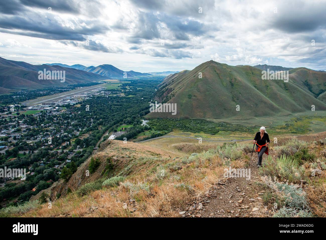 USA, Idaho, Bellevue, Senior Woman hiking Carbonate Mountain Trail Foto Stock