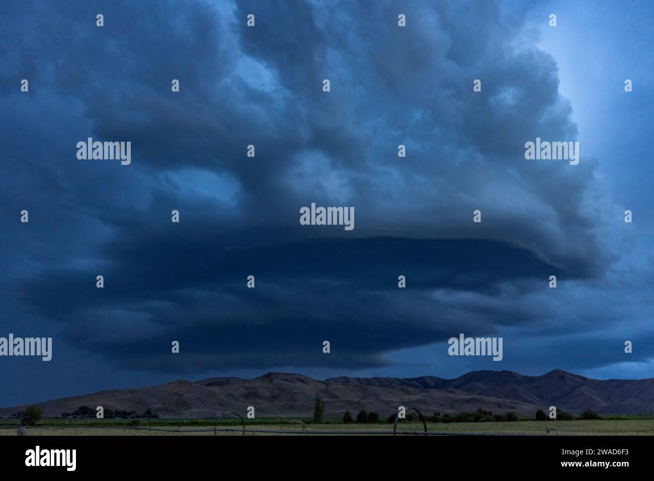 Arcus cumulonimbus nuvole di tempesta che attraversano i terreni agricoli Foto Stock