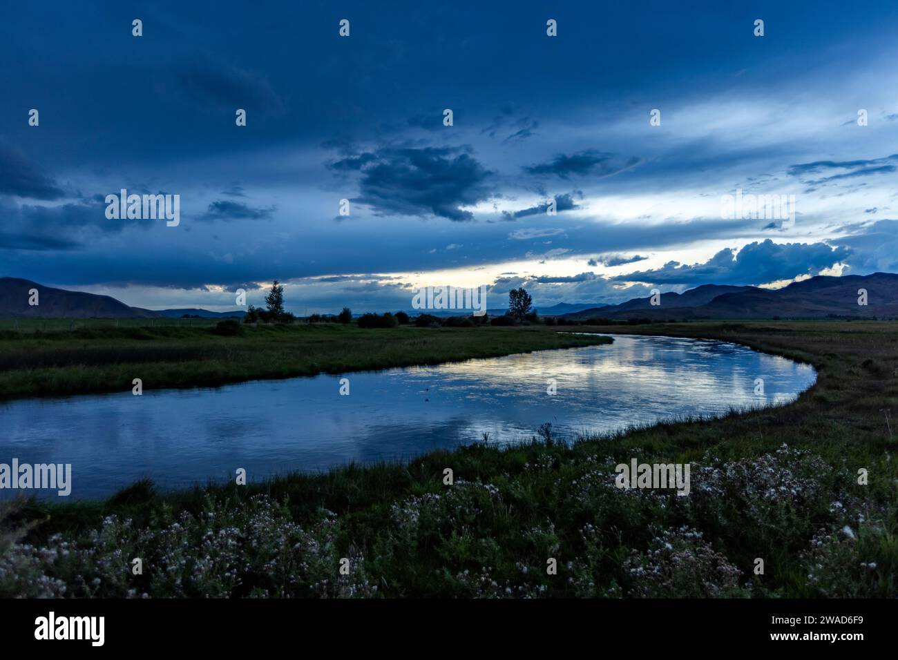 Riflesso della tempesta serale a Silver Creek Foto Stock