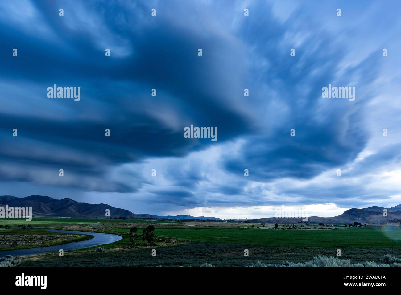 Arcus cumulonimbus nuvole di tempesta che attraversano i terreni agricoli Foto Stock