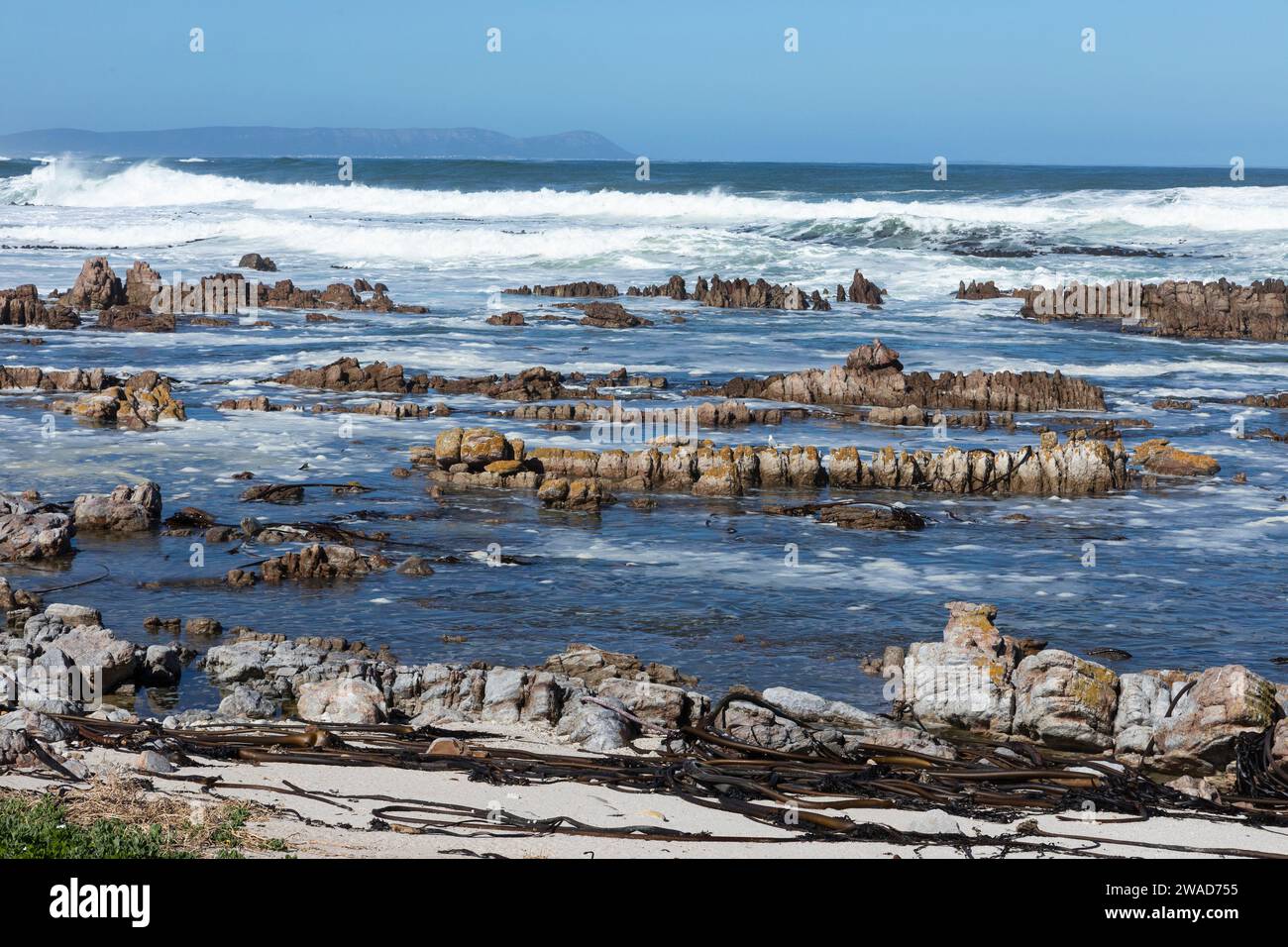 Sudafrica, Hermanus, costa rocciosa e mare a Onrus Beach Foto Stock