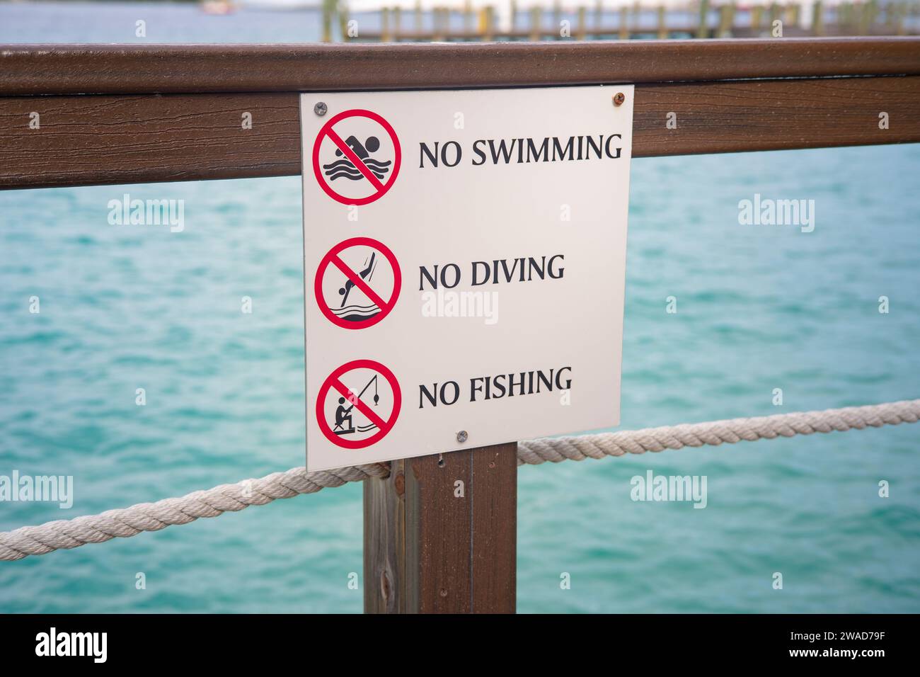 Un cartello di avvertimento apposto vicino all'oceano Foto Stock