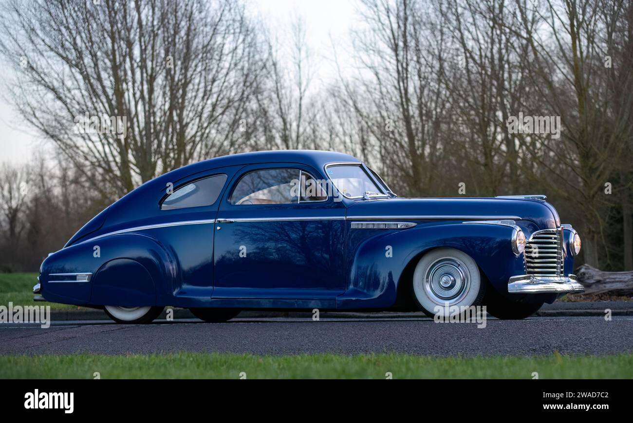 Stony Stratford, Regno Unito, 1 gennaio 2024. Blue 1941 Buick Super Eight, un'auto d'epoca americana che arriva a Stony Stratford per il vintag annuale di Capodanno Foto Stock