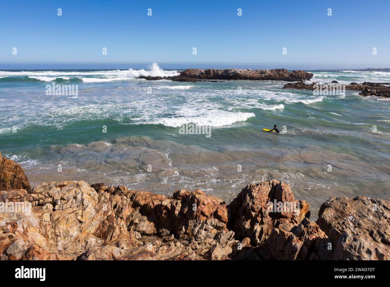 Sudafrica, Hermanus, Boy (10-11) surfboarding a Kammabaai Beach Foto Stock